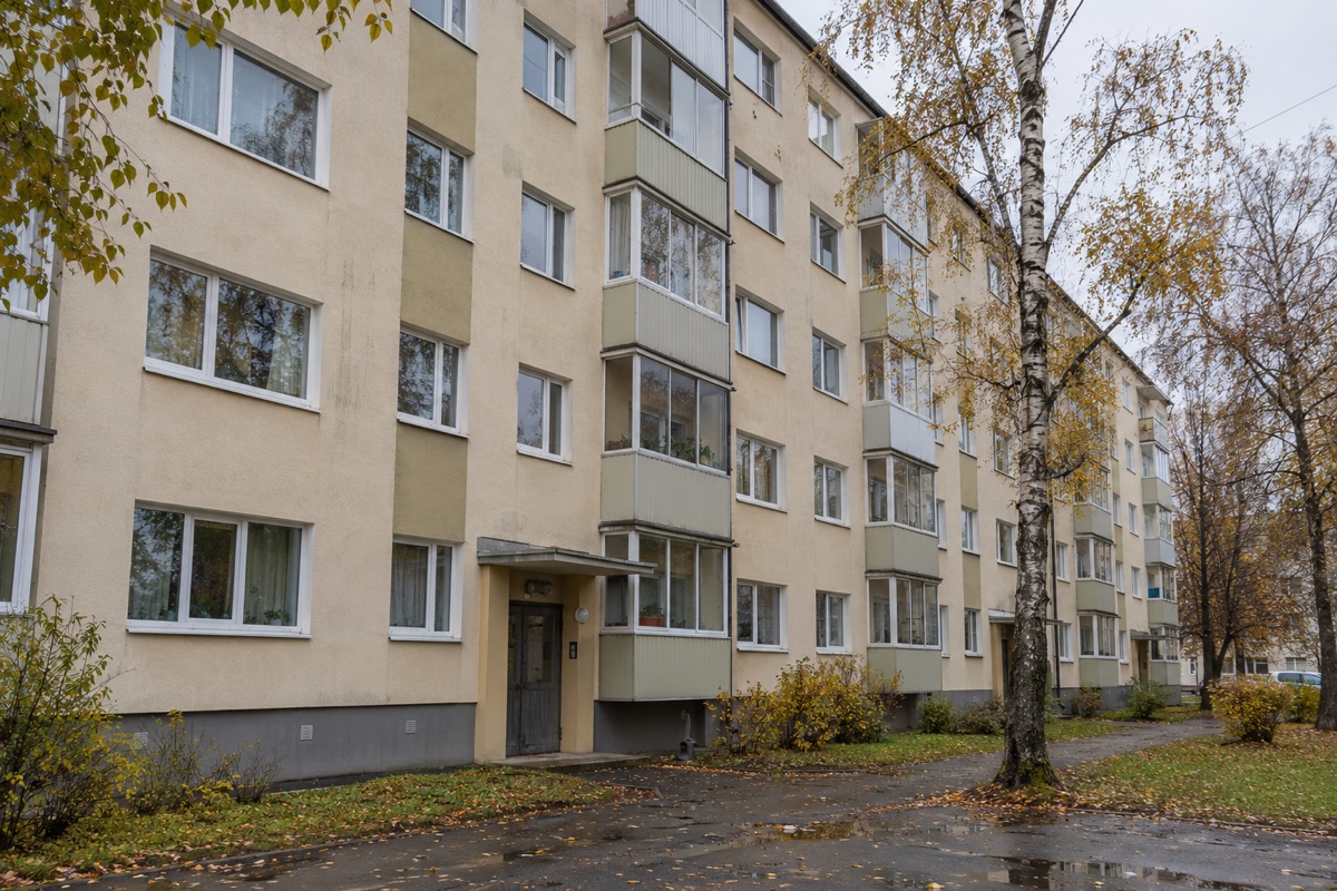 Kortermaja aknad ja rõdud pilves sügispäeval